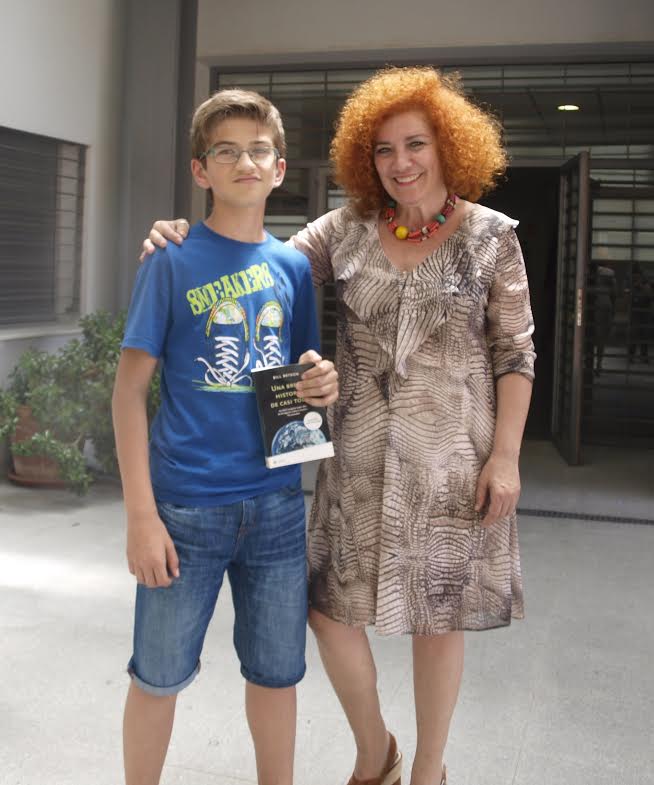 Hugo Pérez Oriente, ganador del primer premio del concurso con la concejal de Educación del Ayuntamiento de Aljaraque, Inmaculada Camacho.