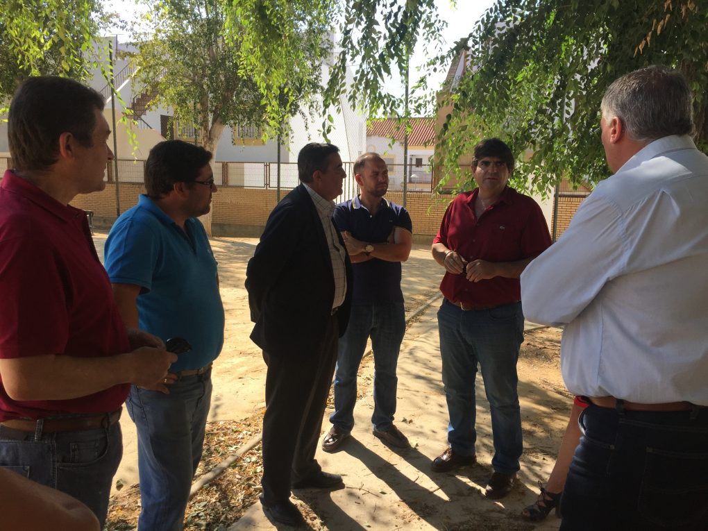 Un momento de la visita del delegado de la Junta de Andalucía, Vicente Zarza