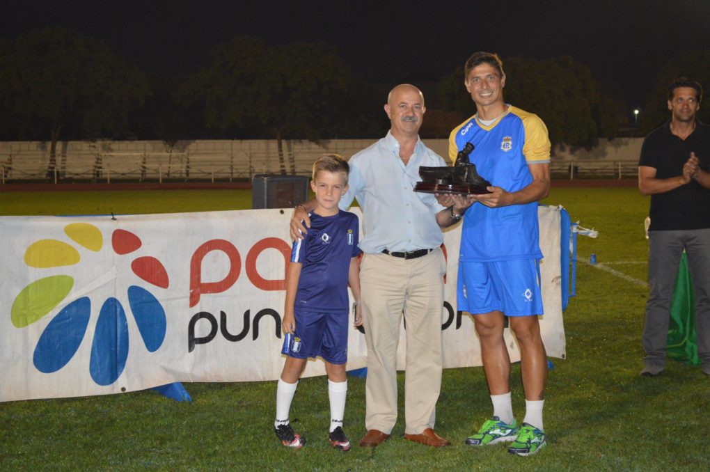 Familia de Manuel González Rodríguez entrega el trofeo al capitán del equipo vencedor, el Recreativo de Huelva