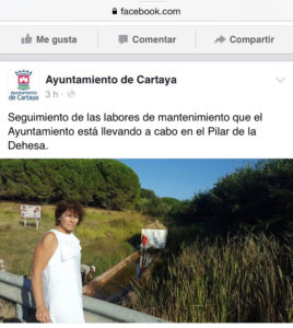 Entrada en el facebook del Ayuntamiento de Cartaya en la que la concejala posa junto al Pilar de la Dehesa