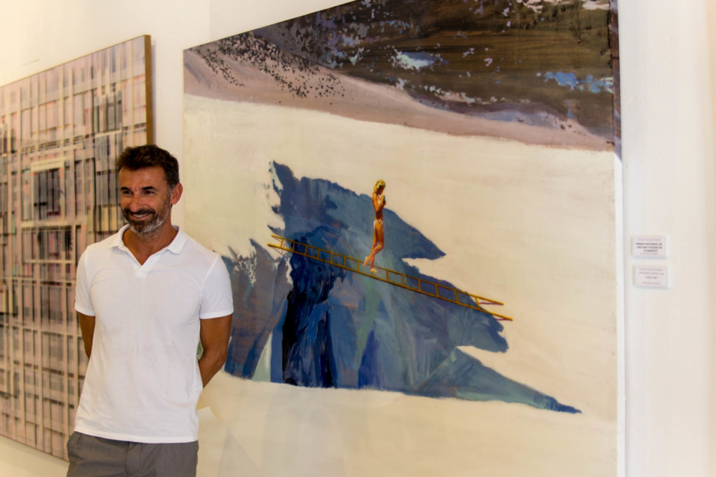 Jorge Hernández, ganador del LIX Salón Nacional de Pintura ‘Ciudad de Ayamonte’, junto a la obra galardonada