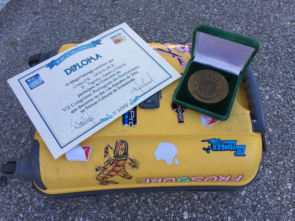 Medalla y diploma obtenidos por el joven cartayero