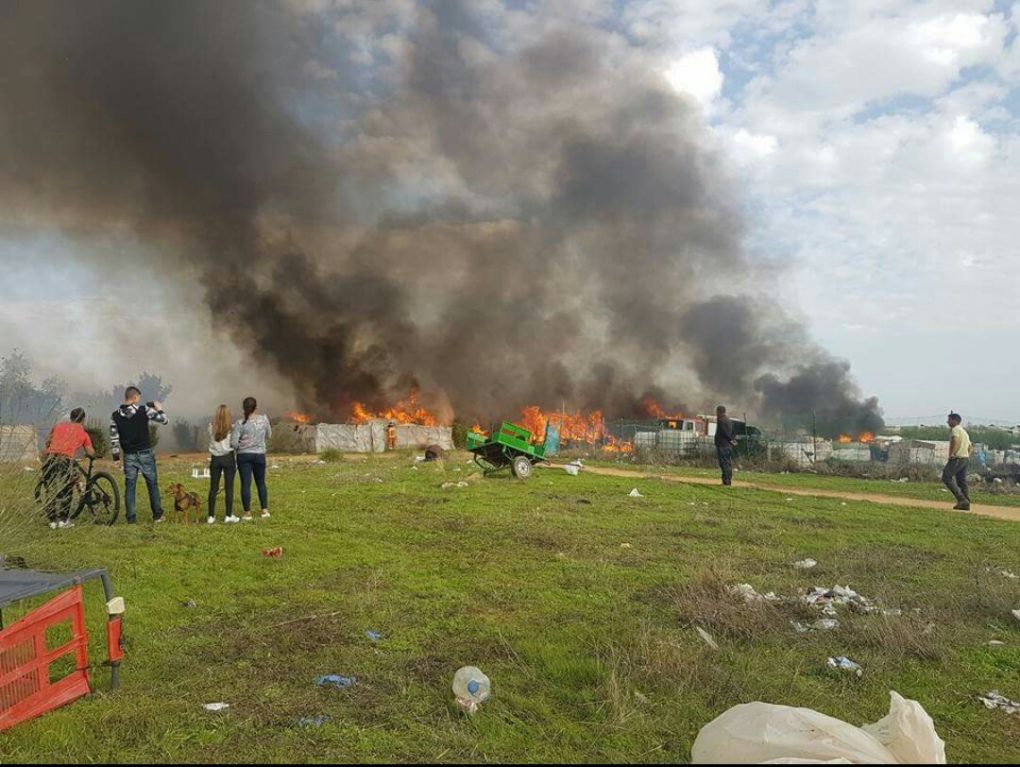El fuego ha obligado a evacuar a los inmigrantes que residen en el asentamiento