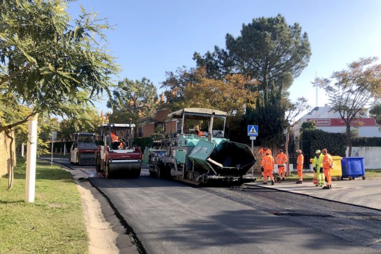 Islantilla acomete obras de asfaltado y desbroce en varios puntos de la urbanización