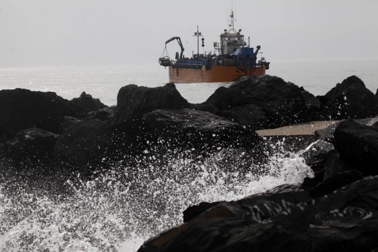 Rescatan a un mariscador que desapareció este lunes en aguas de Punta Umbría