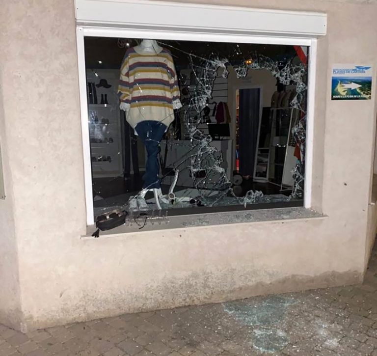 Una banda de encapuchados asalta siete comercios en El Rompido