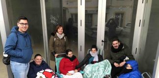 Colas en Ayamonte para comprar las entradas de las galas de elección de las reinas del Carnaval