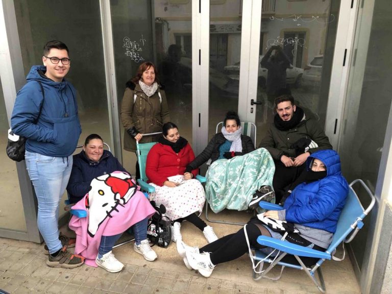 Colas en Ayamonte para comprar las entradas de las galas de elección de las reinas del Carnaval