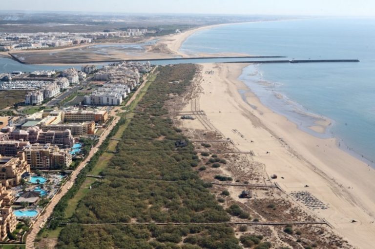 El pleno de Ayamonte aprueba arreglar del camino de los Haraganes, en Isla Canela