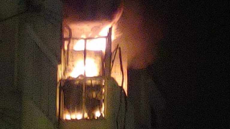 Dos fallecidos y 12 ingresados, incluido un bebé de 15 días, por un incendio en Huelva