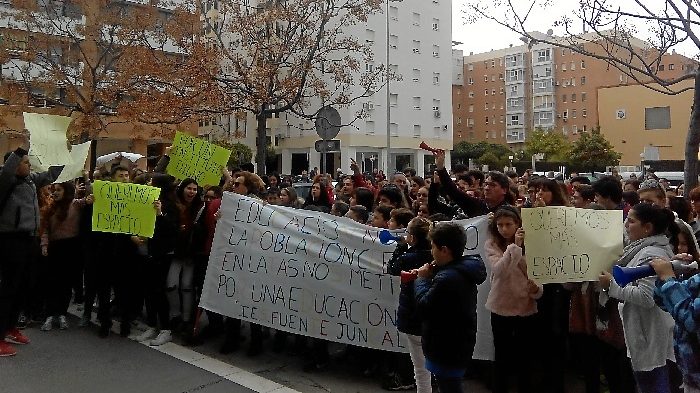 Llevan al Parlamento iniciativas para acabar con el “colapso” de los institutos de Aljaraque
