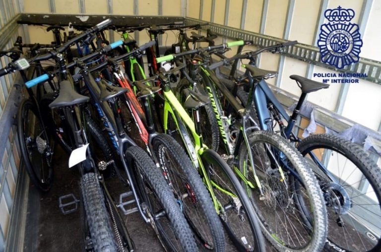 Detenido a la salida de Huelva cuando huía con una furgoneta llena de bicicletas robadas