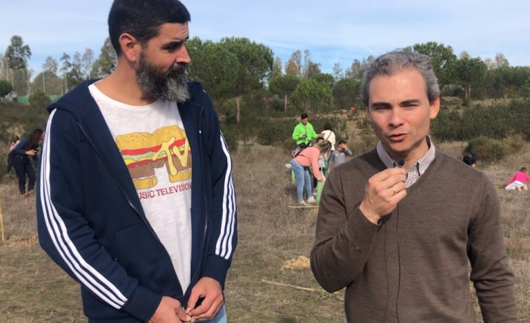 Escolares de Lepe cambian pilas por árboles