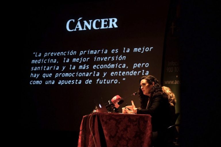 Ayamonte aborda en una charla la relación entre cáncer, contaminación ambiental y alimentación