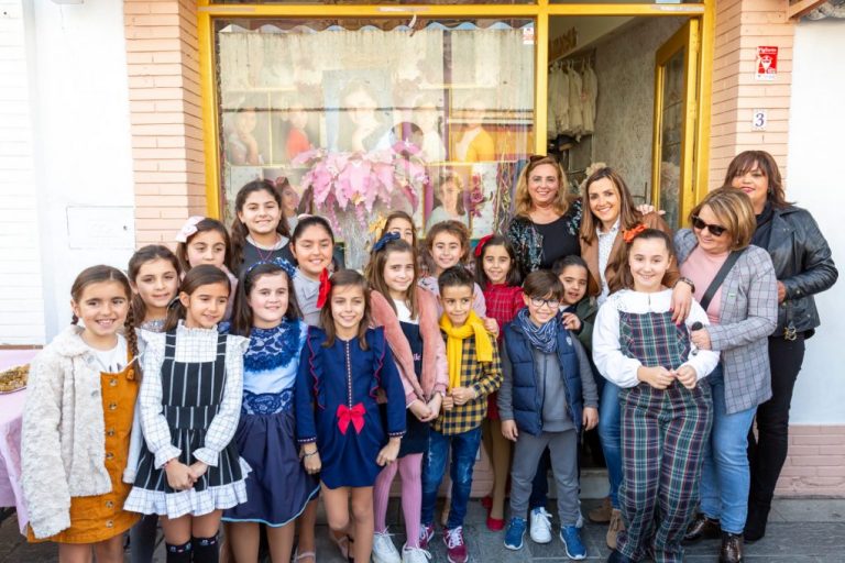Isla Cristina presenta los tradicionales escaparates con las fotos de las cortes del Carnaval