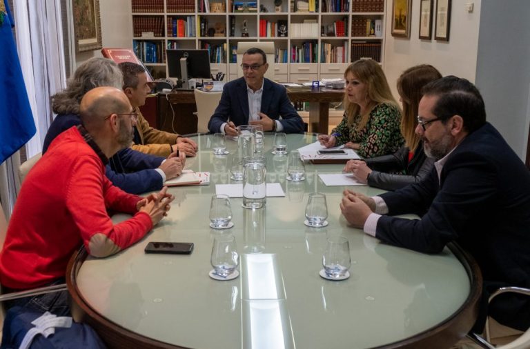 El presidente de la Diputación recibe a los miembros de la recién creada Mesa Sectorial del Turismo