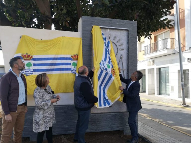 Un nuevo monolito ya da la bienvenida a quienes visitan Isla Cristina