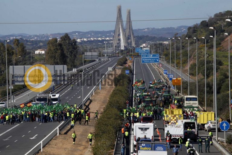El campo onubense corta la frontera con Portugal por unos “precios justos”