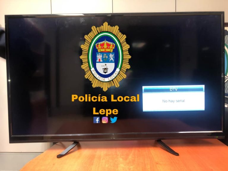 Sorprenden en Lepe a dos personas en una moto con una tele presuntamente robada en una vivienda