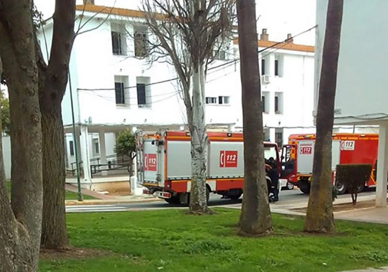 Evacúan un edificio de viviendas en Cartaya por una intoxicación por hongos de humedad