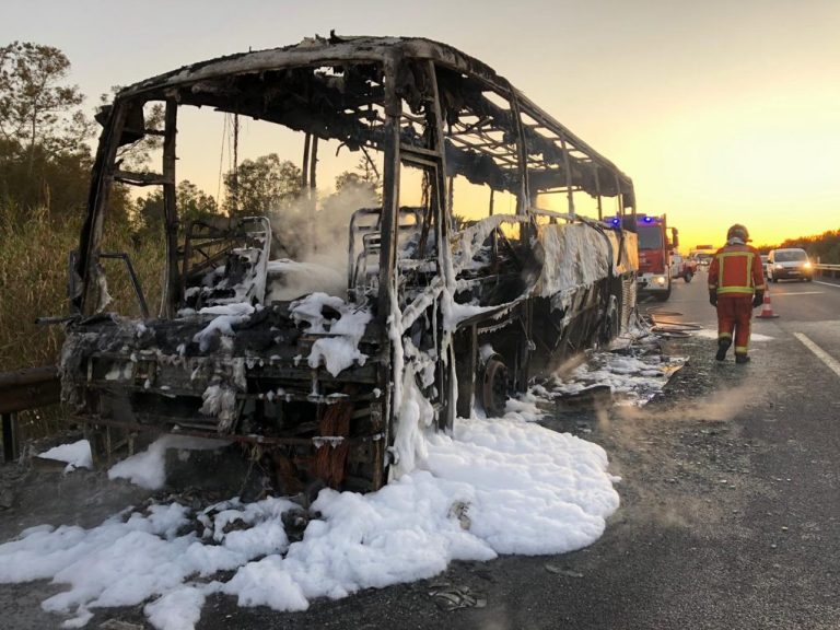 Arde un bus de pasajeros en la A-49, entre Huelva y Sevilla, sin daños personales