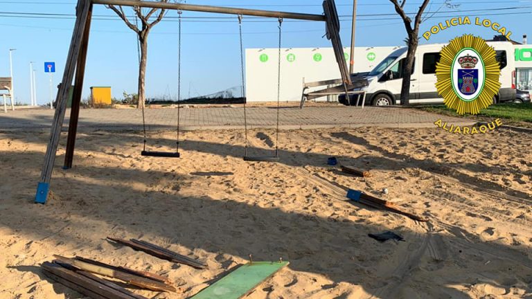 Localizan al coche que embistió contra un parque infantil en Aljaraque, causando cuantiosos daños