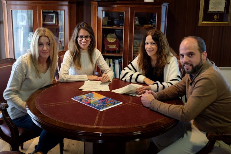 Ayuntamiento y carnavaleros firman un convenio para la organización del Carnaval de Ayamonte
