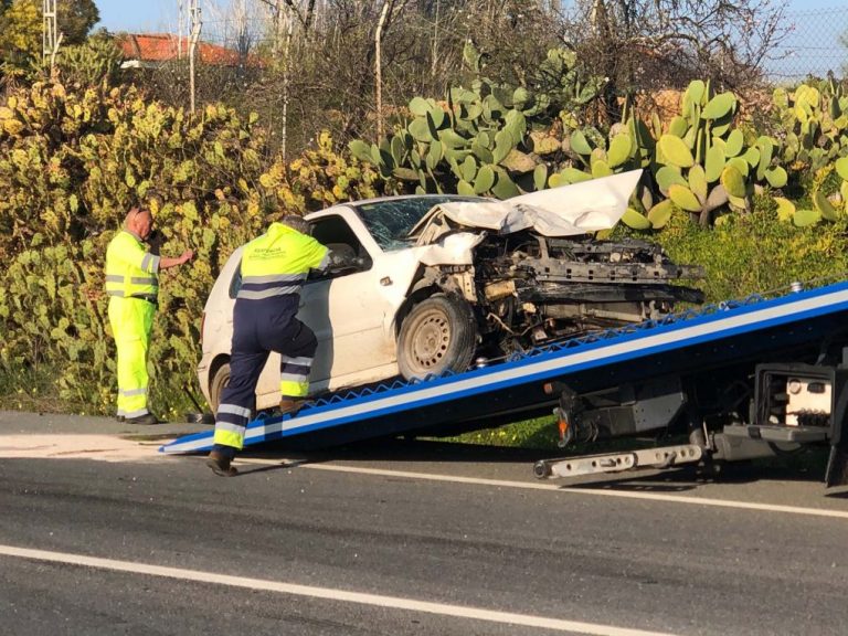 Hombre de 37 años herido en Cartaya tras colisión frontal entre dos turismos