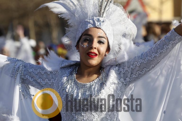 El Carnaval toma las calles en Isla Cristina con la gran cabalgata