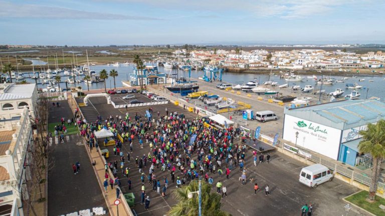 Medio millar de personas participan en una ruta de senderismo por Isla Canela