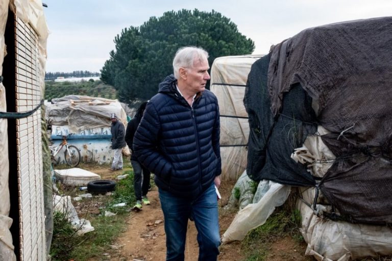 Relator de la ONU, «pasmado» al ver que recolectores de fresa en Huelva viven «como animales»