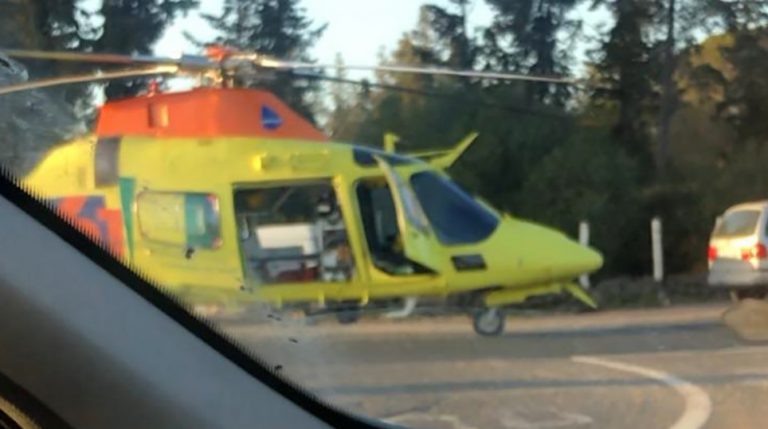 Evacúan en helicóptero a una mujer en estado grave tras colisionar un turismo y un camión en Isla Cristina
