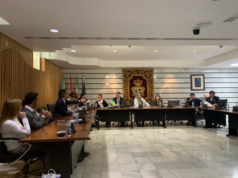 Cansino se queda solo en su petición de dimisión de la alcaldesa de Punta Umbría