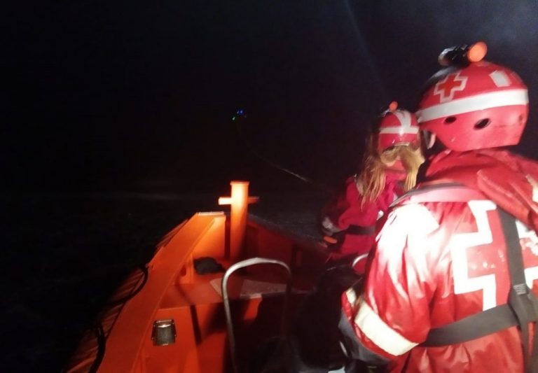 Aparatoso rescate de una pareja a la deriva en moto de agua en desembocadura del Piedras