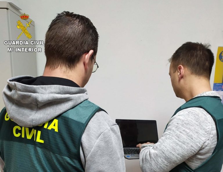 Detenida una pareja que alunizó contra la puerta de una nave industrial en Isla Cristina