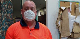 Costureras de Isla hacen mascarillas con retazos de disfraces de Carnaval y trajes de flamenca