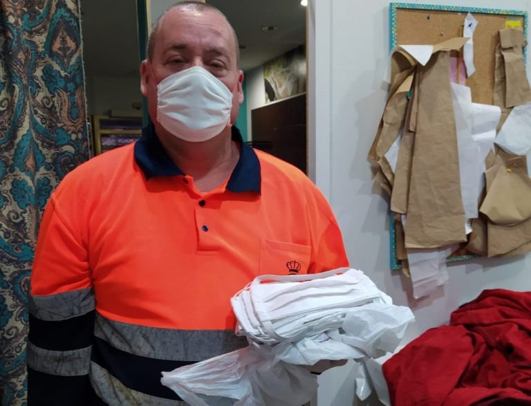 Costureras de Isla hacen mascarillas con retazos de disfraces de Carnaval y trajes de flamenca
