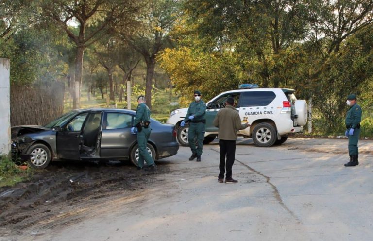 Conductor empotra coche en una casa en El Rocío tras saltarse el confinamiento