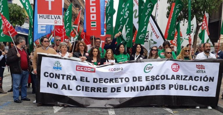 Miles de onubenses salen a la calle contra el Decreto de Escolarización del a Junta