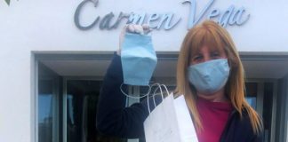 La diseñadora de Ayamomte Carmen Vega fabrica en su taller mascarillas con filtros de café