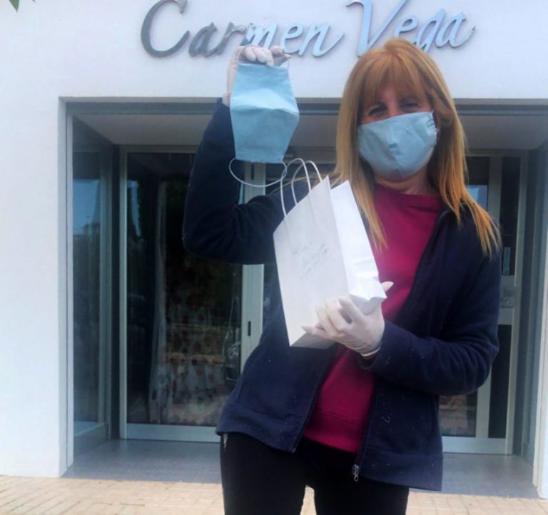 La diseñadora de Ayamomte Carmen Vega fabrica en su taller mascarillas con filtros de café