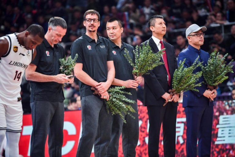 Equipo de basket chino dona mascarillas a un vecino de Ayamonte que fue su preparador físico