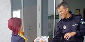 Empresarios chinos de Cartaya y Punta donan a la Policía material desinfectante y de protección