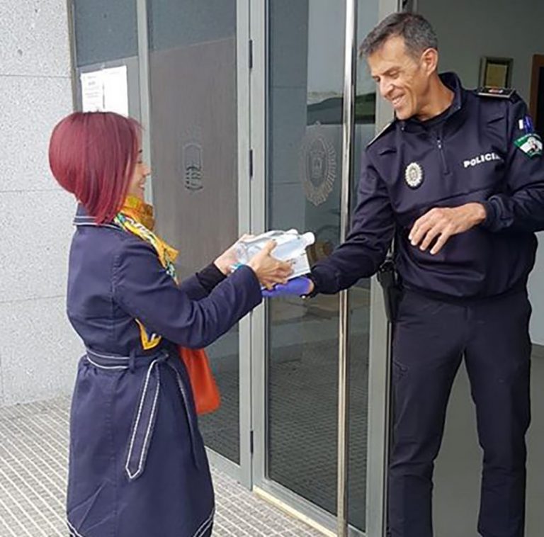 Empresarios chinos de Cartaya y Punta donan a la Policía material desinfectante y de protección