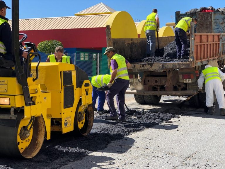 El Ayuntamiento de Ayamonte repara el firme en las calles Lope de Vega y Sanlúcar de Guadiana