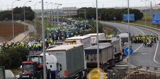 Agricultores onubenses cortan la A-49 entre Huelva y Sevilla para reclamar precios justos