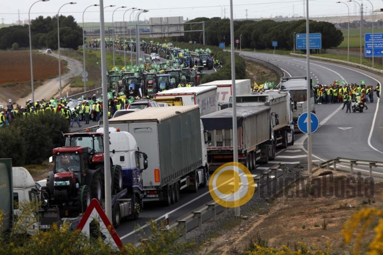 Agricultores onubenses cortan la A-49 entre Huelva y Sevilla para reclamar precios justos
