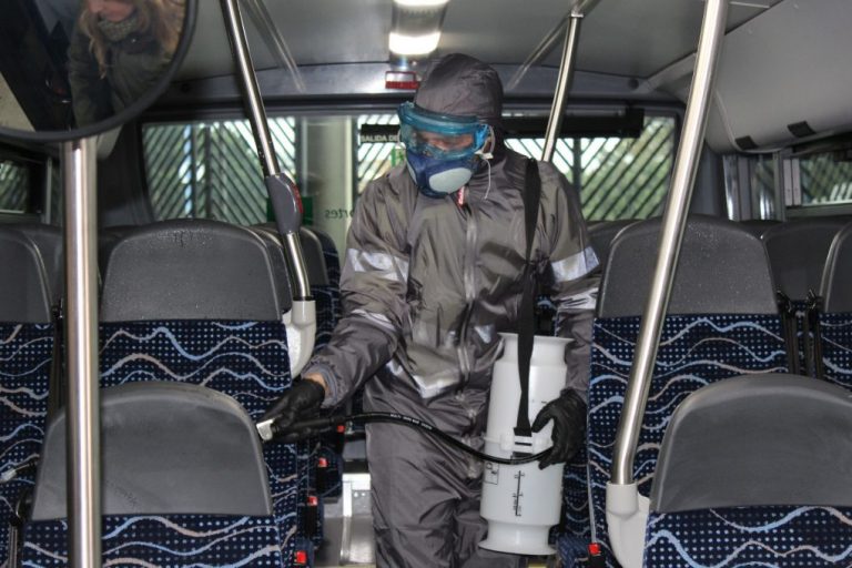 Coronavirus: refuerzan la limpieza y desinfección en el transporte público en Huelva