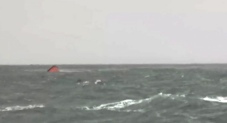 Rescatan a los 3 tripulantes de un pesquero de Isla Cristina naufragado frente a Punta Umbría