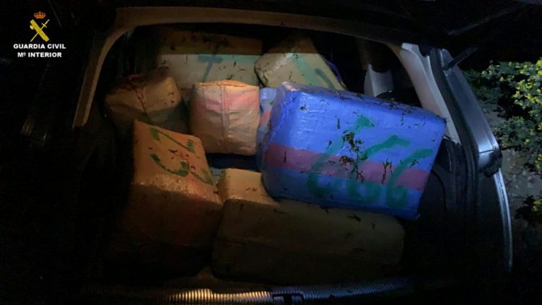 Incautan 3.500 kilos de hachís en una trimotora entre Mazagón y Matalascañas